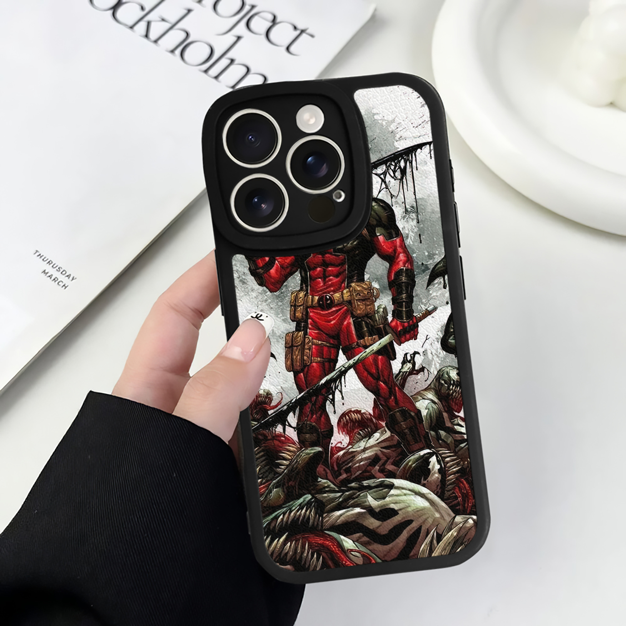 （画像用） Deadpool デッドプール 【iPhone 16シリーズ対応】シリコンスマホケース（レザー調） 材質：シリコン